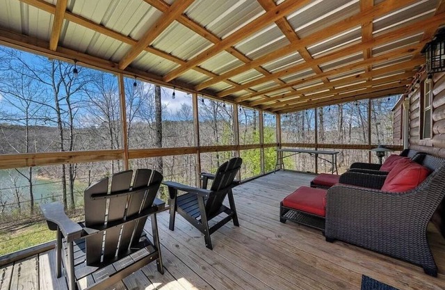 Cozy cabin in beautiful Crane Hill with AC. Steps to Lewis Smith Lake.