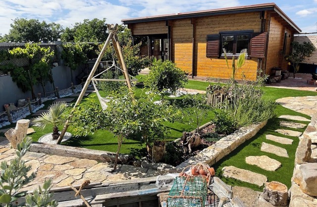 Cabin 'Casa Em Madeira Com Jardim Privado' with Private Terrace, Private Garden and Wi-Fi