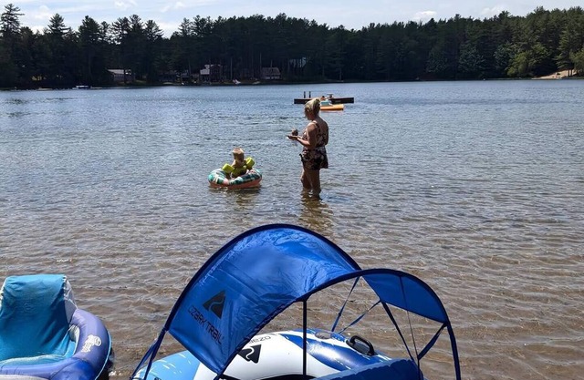 Charming 2-bedroom on Serene Lake Cabin in Greig