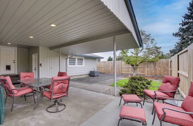 Willamette Valley Family Home w/Fenced Yard