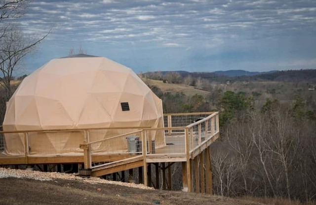 Romantic and Luxurious Glamping Dome in Eureka Springs, Equipped with an Indoor Hot Tub Perfect for a Weekend of Relaxation