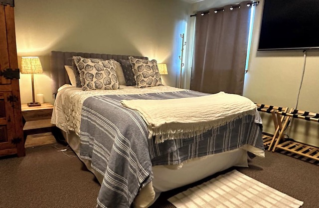Downtown Gig Harbor -quaint- walking distance to the pier and waterfront