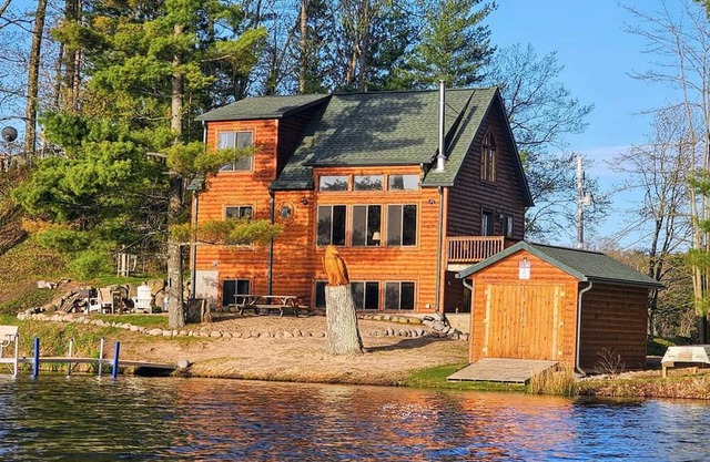 Charming & Cozy Northwoods lakeside cabin steps from Little Sissabagama Lake