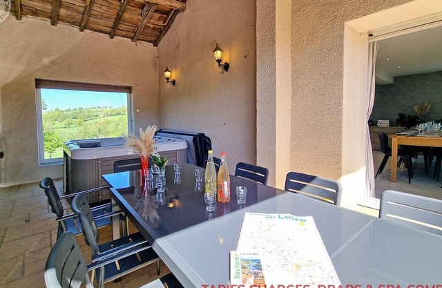 Casa rural cómoda para 12 con jardín privado y spa en Auvernia-Ródano-Alpes