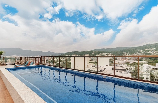 YHD - Condominium With Pool Near Ufsc Located in Carvoeira, This Condominium is an Excellent Choi
