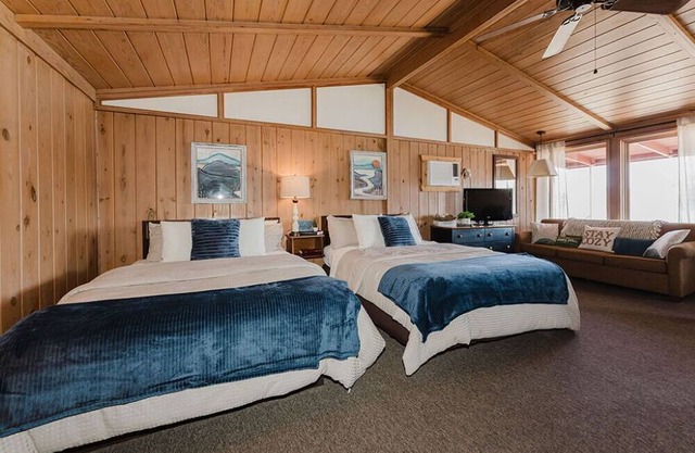 Lakefront Cabin #2 - Steps from Table Rock Lake at Happy Hollow Resort