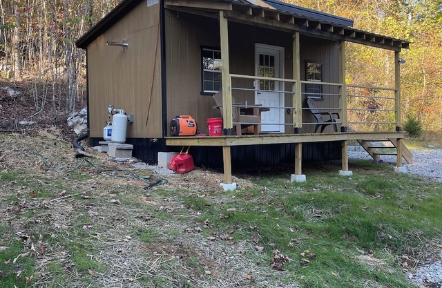 Cozy offgrid cabin in Jamestown, TN next to Skinner Mtn Wildlife Management Area