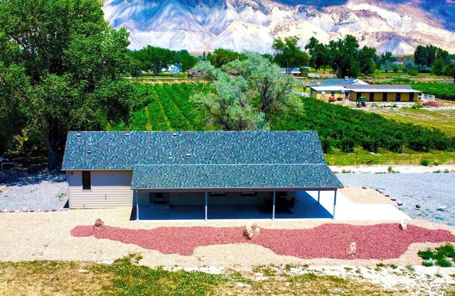 Modern Farmhouse Guesthouse with Stunning Views near Palisade