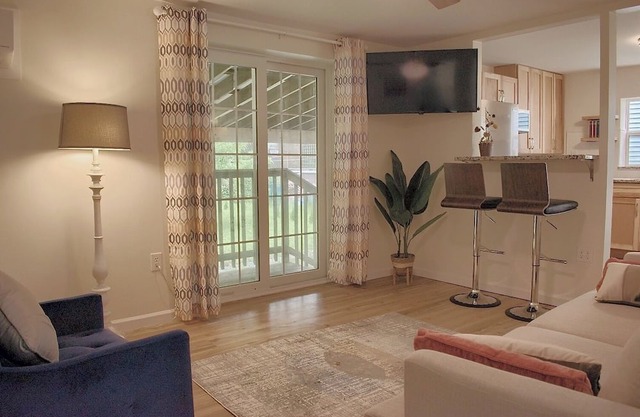 Charming 2-bedroom creek-side cottage with covered parking!