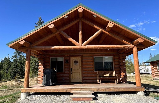 Cozy 1-Bedroom Log Cabin with Full Kitchen & Wi-Fi | Bonners Ferry, Idaho Retreat