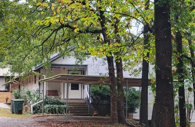 Charming Two-Story Escape by Golf Course – Close to Robbers Cave Park