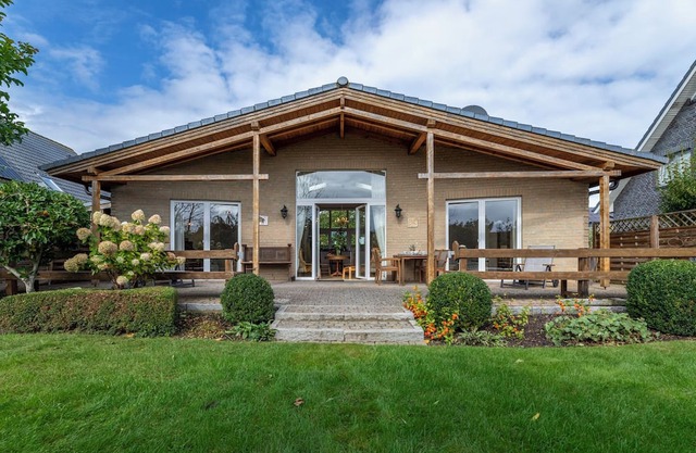The detached and light-flooded Haus Meerzeit in Behrensdorf on the Baltic Sea