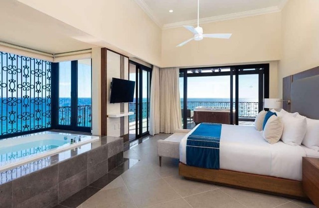 ✩ Oceanfront 3 BR 4 BA ✩ Private Hot Tub ✩ Villa la Valencia ✩ JAN 31 - FEB 7 ✩