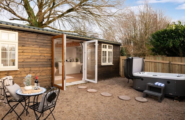 STARGAZE - UNIQUE STAY | SLEEPS 2 | HOT TUB | BBQ | PATIO | WI-FI