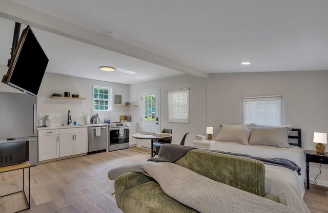 Cypress Cottage - Cozy Lake Getaway