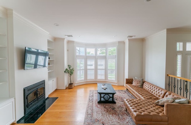 Roomy Stay in Houston’s River Oaks District! 3BR, 3.5BA, Prime Location!