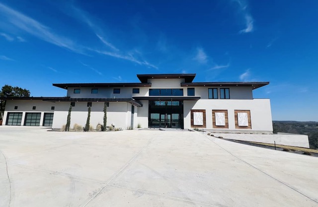 Brand new Breathtaking Lake Austin Estate: SXSW, ACL, F1, Pickleball, Golf
