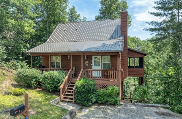 Naughty Pines | 1 BR/Loft/2 BA/Sleeps 6