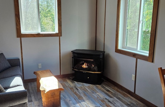 3-bed 2 Bath WiFi, AC.lake front 2 min to Nordic Mtn ,dock ,kayaks .