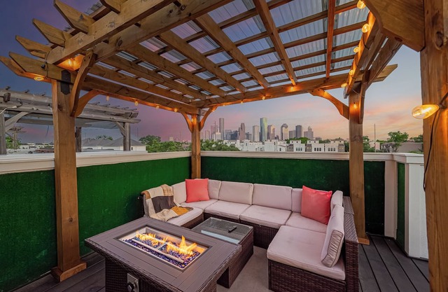 Luxury Downtown 3BR Gem W/ Skyline View - Lower Heights