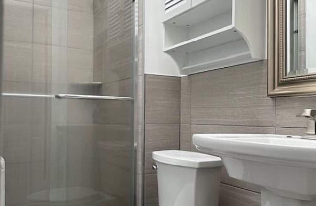 SPACIOUS Rowhome conveniently located on main thoroughfare