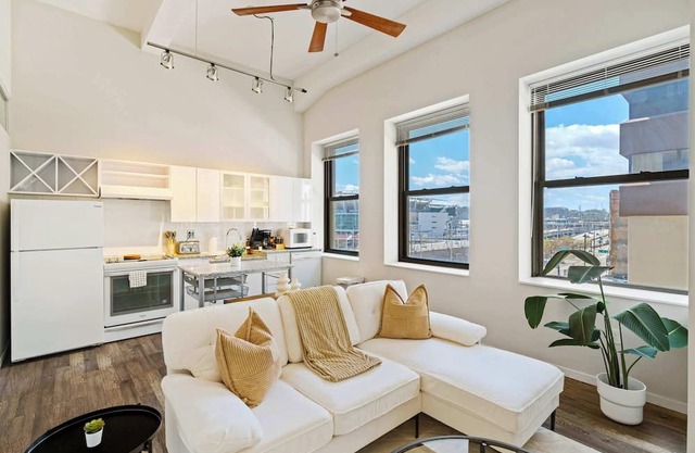 CBD,OTR, 24/7 Gym, Pool,Steps to Stadiums