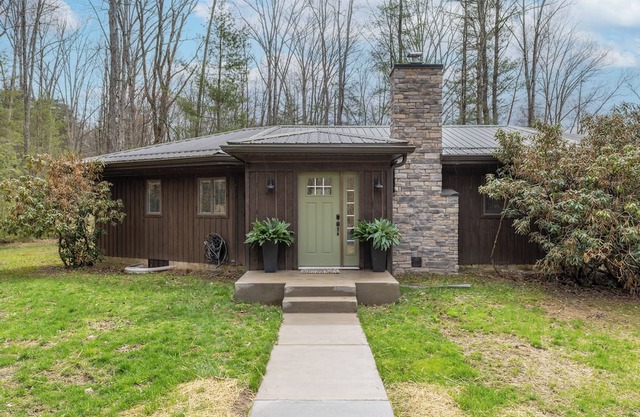 Charming 4-bedroom house on 16+ Acres with Creek, Hiking Trails and Hot Tub