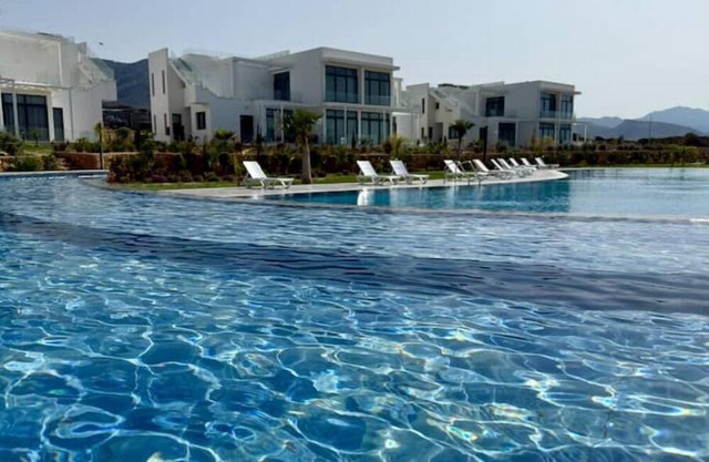 Chic penthouse in green resort: pool + gym