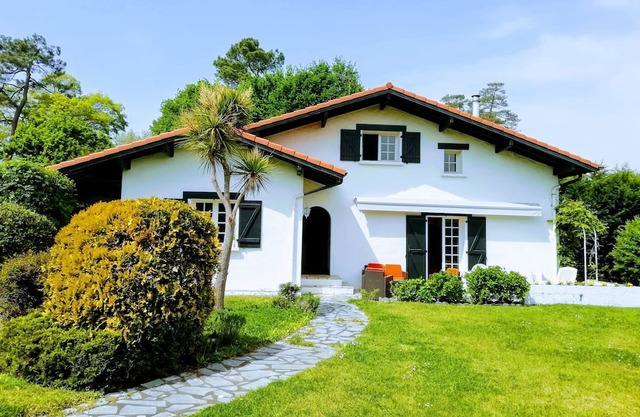 Family home sleeps 7 swimming pool large enclosed garden 2 beautiful terraces