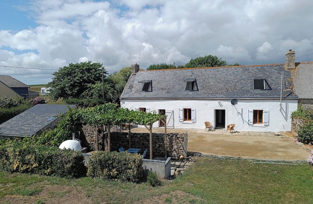 Ty Gwenn Longere, Sea views, sunlit garden & BBQ terrace for al fresco dining