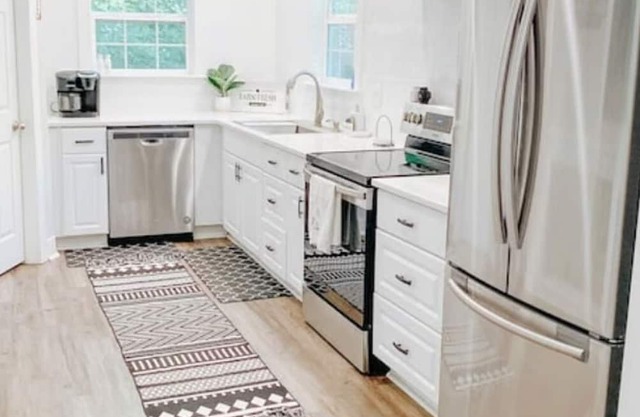 Charming 5-bedroom cottage with WiFi, AC in lovely Fairview