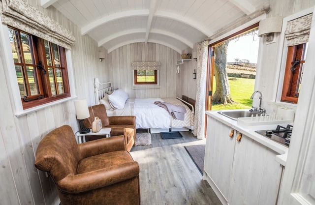 LetAway - Barn Owl Shepherd's Hut, Westerdale nr Castleton, North Yorkshire