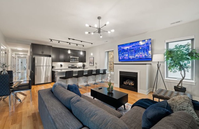 Cozy Chicago 3BD 2Bath Retreat with Balcony