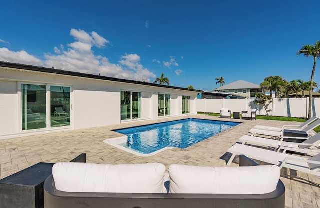 Casa Bianca 🌞 Charming Pet-Friendly Home w/ Pool Near Times Square