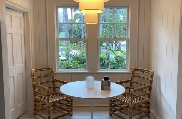 Charming first floor apartment easy walk to beach, resturants.