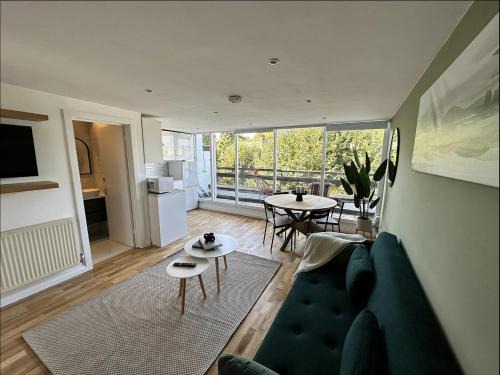 Primrose Hill Apartment with Balcony