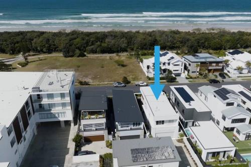 Seaside Chique on Cylinders- Luxe 3BR Beachside Villa by uHoliday