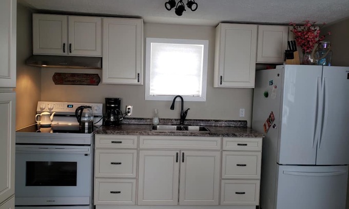 Crystal Beach Cabaña | Beautiful Cozy Cottage a Mere 10 Minute Walk to the Scenic Shores of Lake Erie!