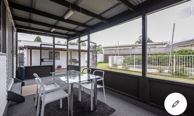 Cambridge Park Casa | Cosy Family Home With a Pool Kingswood Three Bedroom House