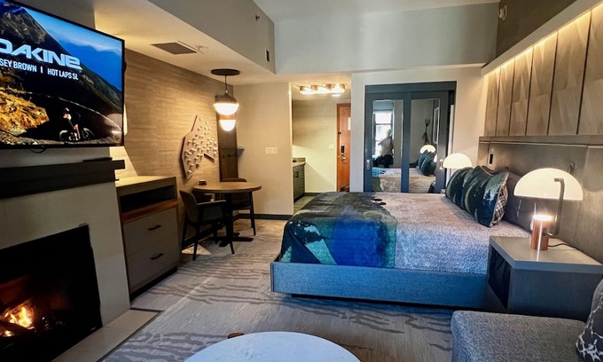 Mammoth Lakes Condominio | Beautiful Top Floor Remodeled Monache Studio. Dogs Considered.