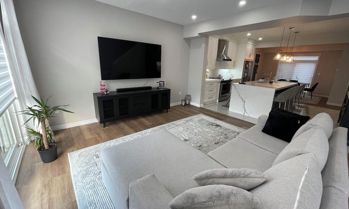 Guelph Casa | Modern Townhouse, 5 Mins From all Amenities.