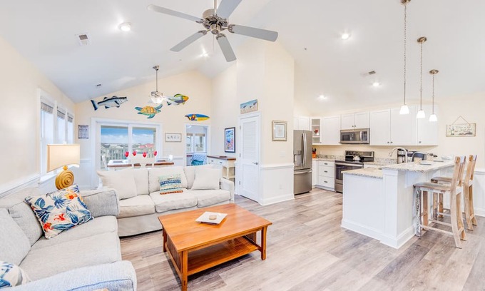 Hatteras Condominio | On Special - Canal Front Penthouse Suite in Slash Creek with Resort Amenities an