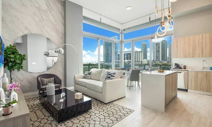 Northeast Miami Condominio | Brand-new Huge unit with pool and free parking