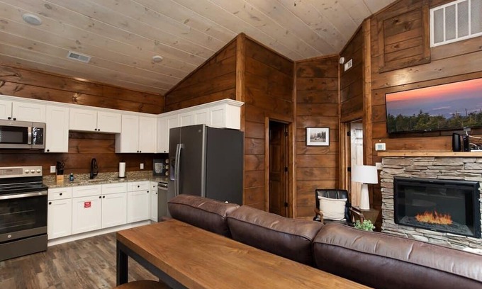 Pigeon Forge Cabina | Walk2DowntownPF/GasFirepit/Waterfront