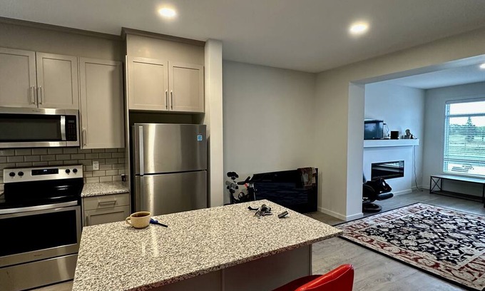 Southwest Edmonton Apartamento | Facing Beautiful Golf Course Serene Environment 25 min Airport , with central AC