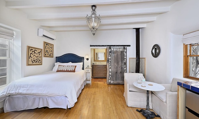 Historic Eastside Cama Y Desayuno | Dos Hermanas Casita 8 | Cozy Downtown | Studio