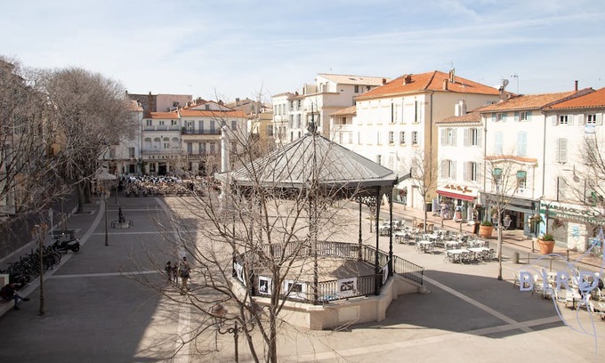 Antibes Old Town Apartamento | Beautiful apartment Place Nationale in Antibes old town