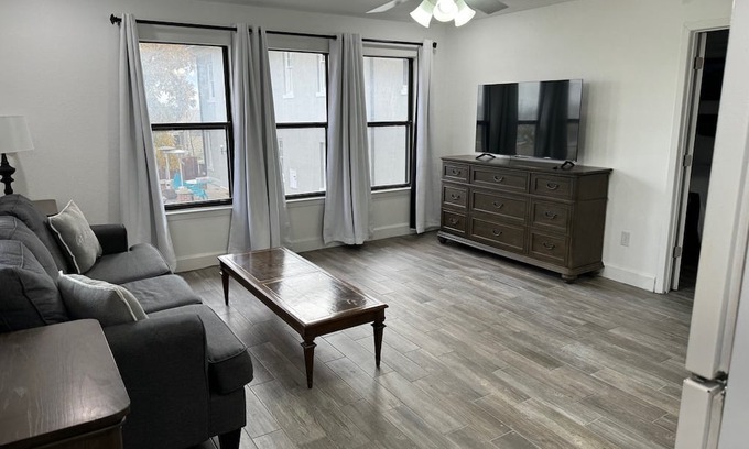Lampasas Apartamento | 4 blocks from Historic Downtown Lampasas