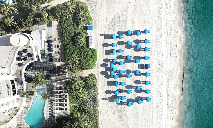 Sunny Isles Beach Condominio | 2 Bedroom 2 Bath Oceanfront Condominium on Sunny Isles Beach with Beachside Pool