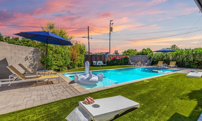 Arcadia Casa | OPULENT OASIS - WALK TO OLD TOWN!